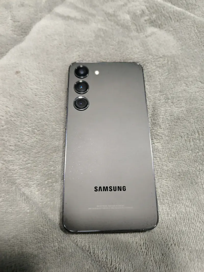 Samsung Galaxy S23 con accesorios y caja - 1