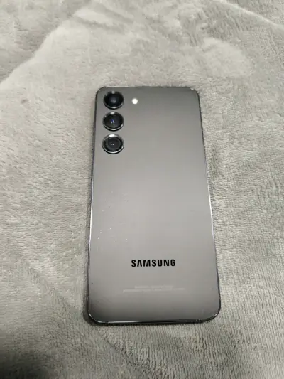 Samsung Galaxy S23 con accesorios y caja - miniatura 1
