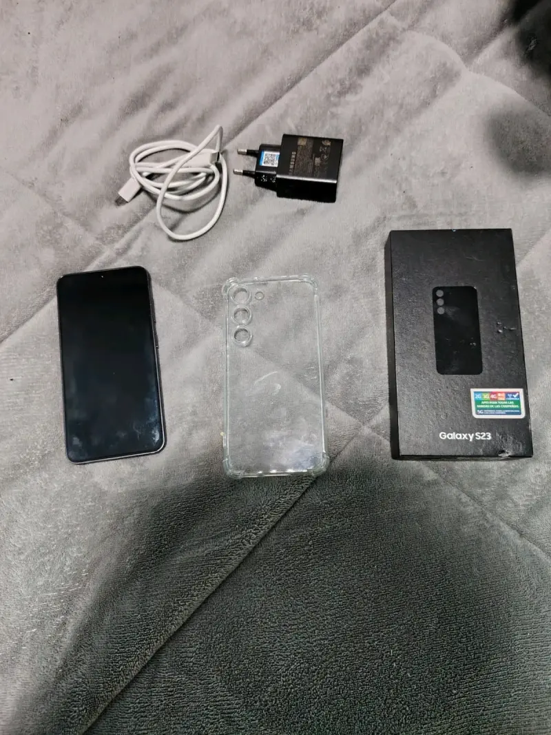 Samsung Galaxy S23 con accesorios y caja - 3