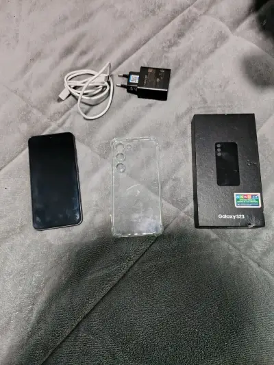 Samsung Galaxy S23 con accesorios y caja - miniatura 3