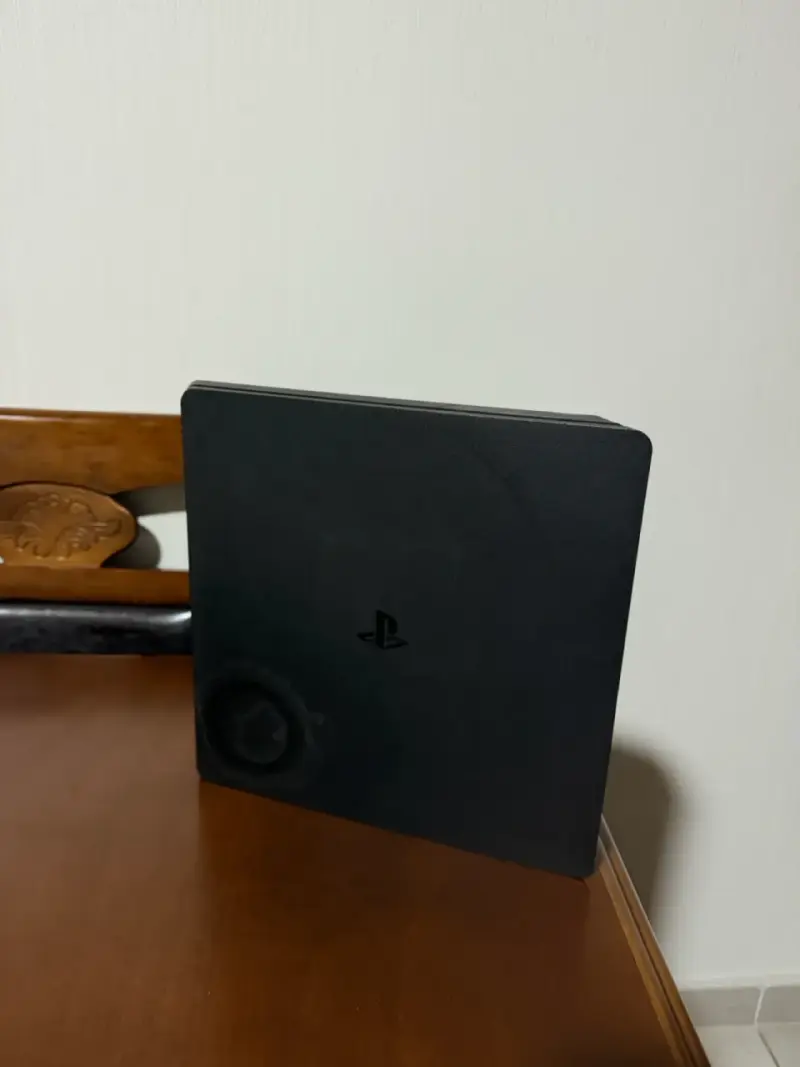 Consola PlayStation 4 Slim usada en buen estado - 1