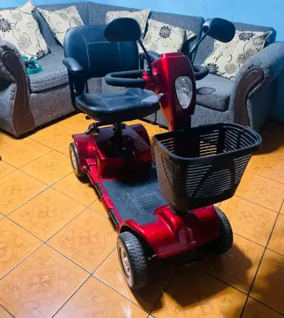 Scooter eléctrico de movilidad roja con canasto - miniatura 1