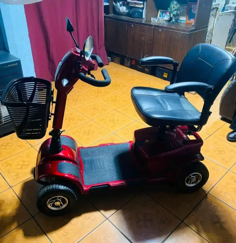Scooter eléctrico de movilidad roja con canasto - 2