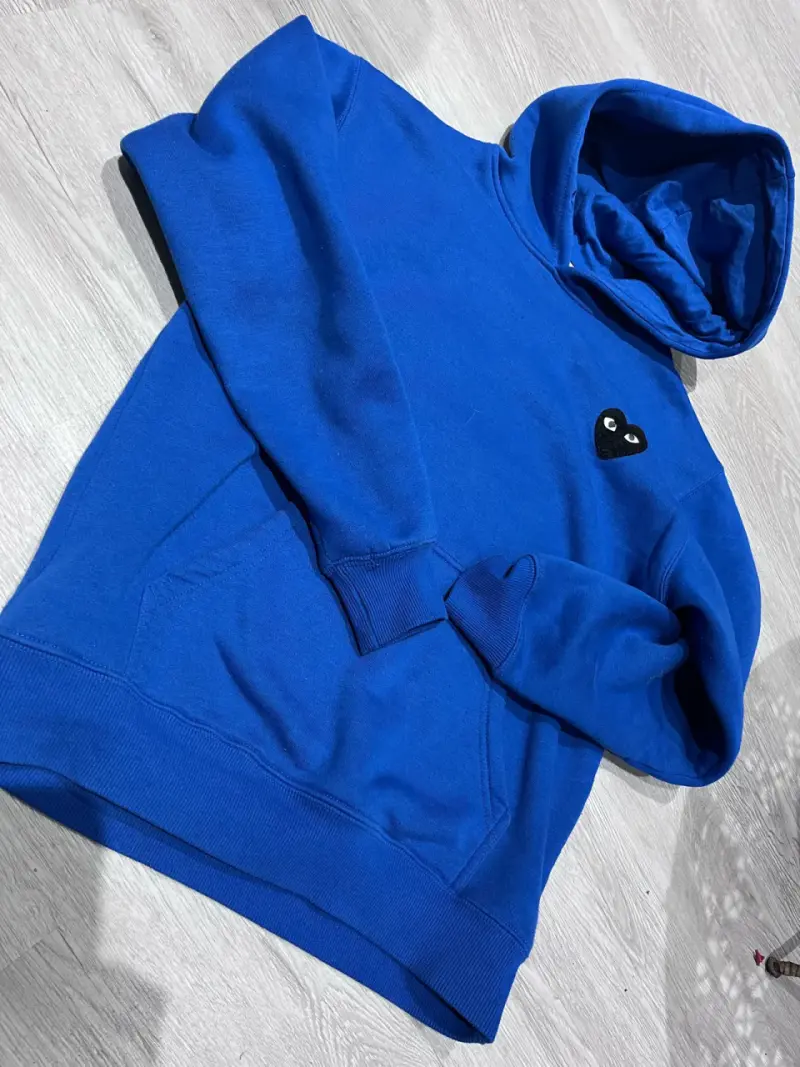 Polerón azul con capucha y diseño de corazón - 1