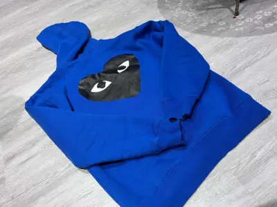 Polerón azul con capucha y diseño de corazón - miniatura 2