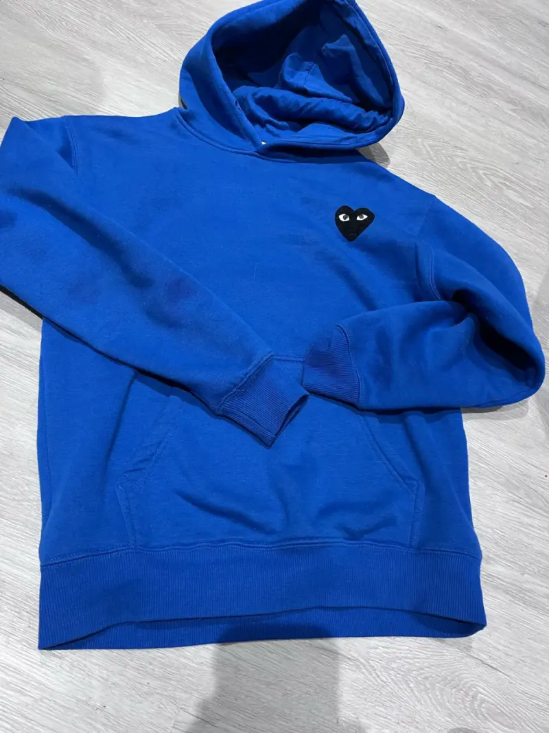 Polerón azul con capucha y diseño de corazón - 3