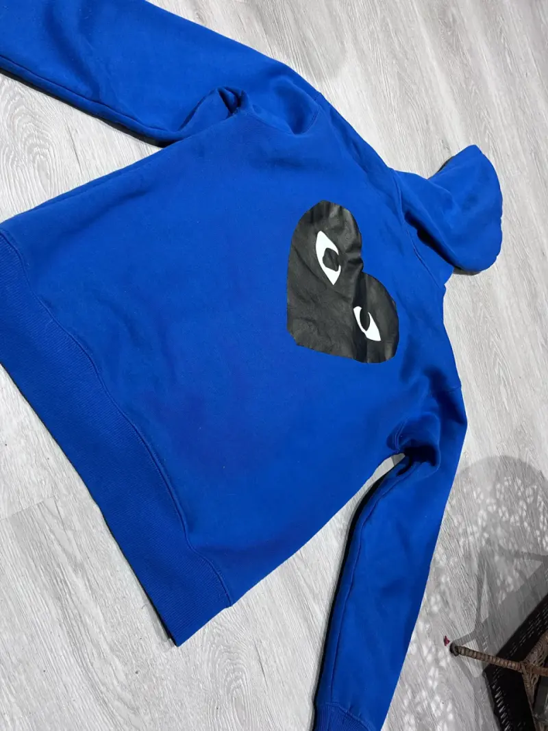 Polerón azul con capucha y diseño de corazón - 4
