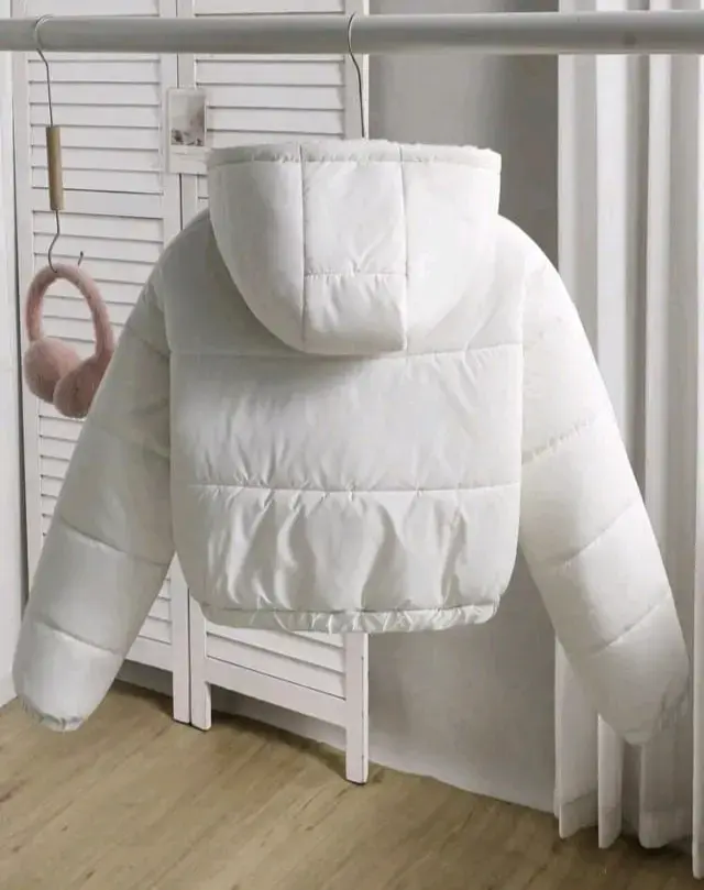 Chaqueta corta acolchada blanca con capucha - 2