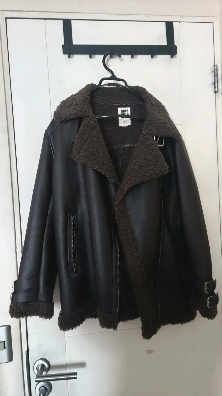 Chaqueta de cuero sintético con forro de lana