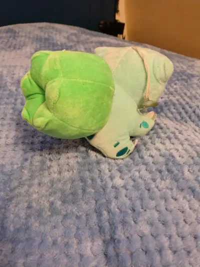 Peluche de Bulbasaur Pokémon suave y colorido - miniatura 2