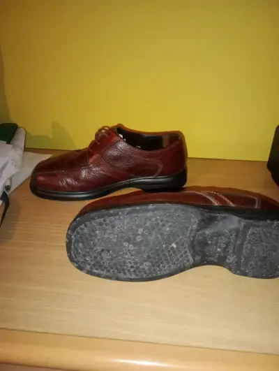 Zapatos de cuero marrón para hombre en buen estado - miniatura 1