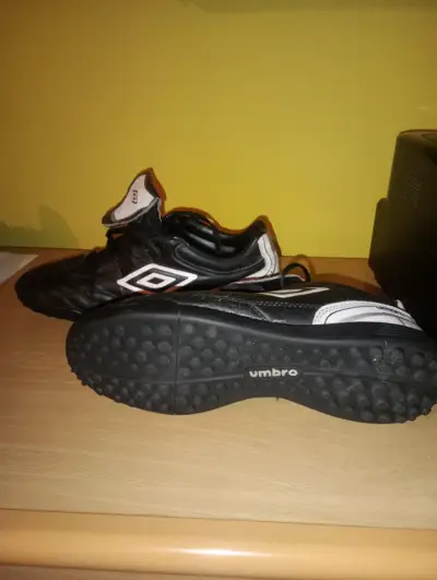 Zapatillas de fútbol sala Umbro negras - miniatura 1