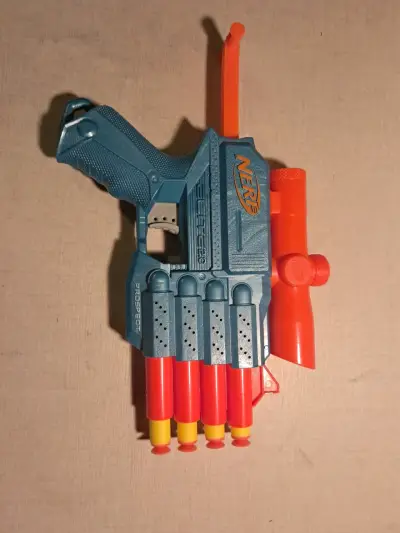 Pistola de Nerf Elite con Dardos con ventosa - miniatura 2