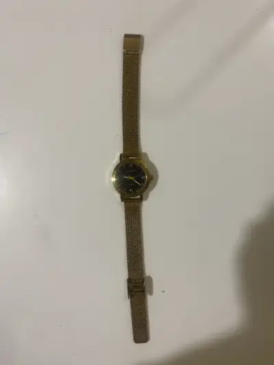 Reloj dorado con correa metálica SIN PILAS - miniatura 1