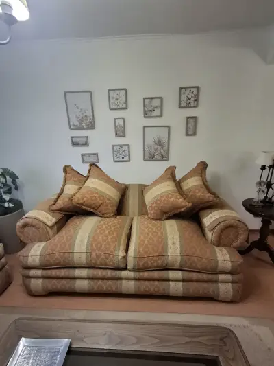 Sofá clásico de dos plazas con cojines decorativos - miniatura 1