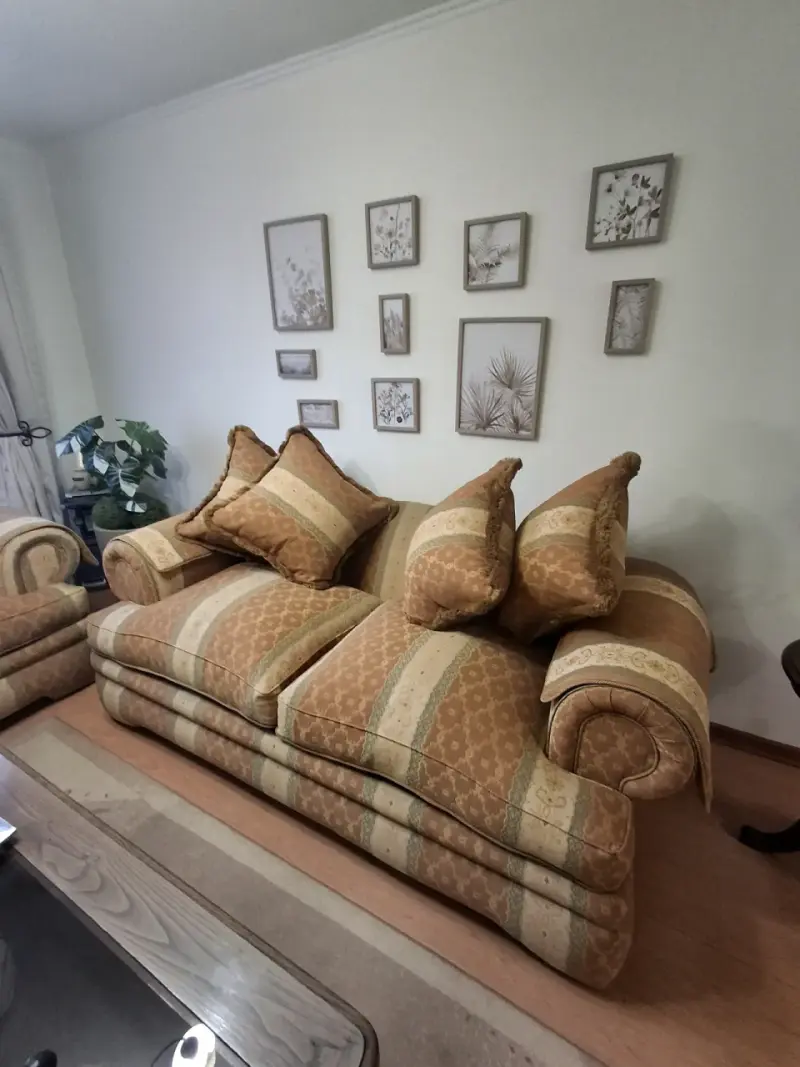 Sofá clásico de dos plazas con cojines decorativos - 2