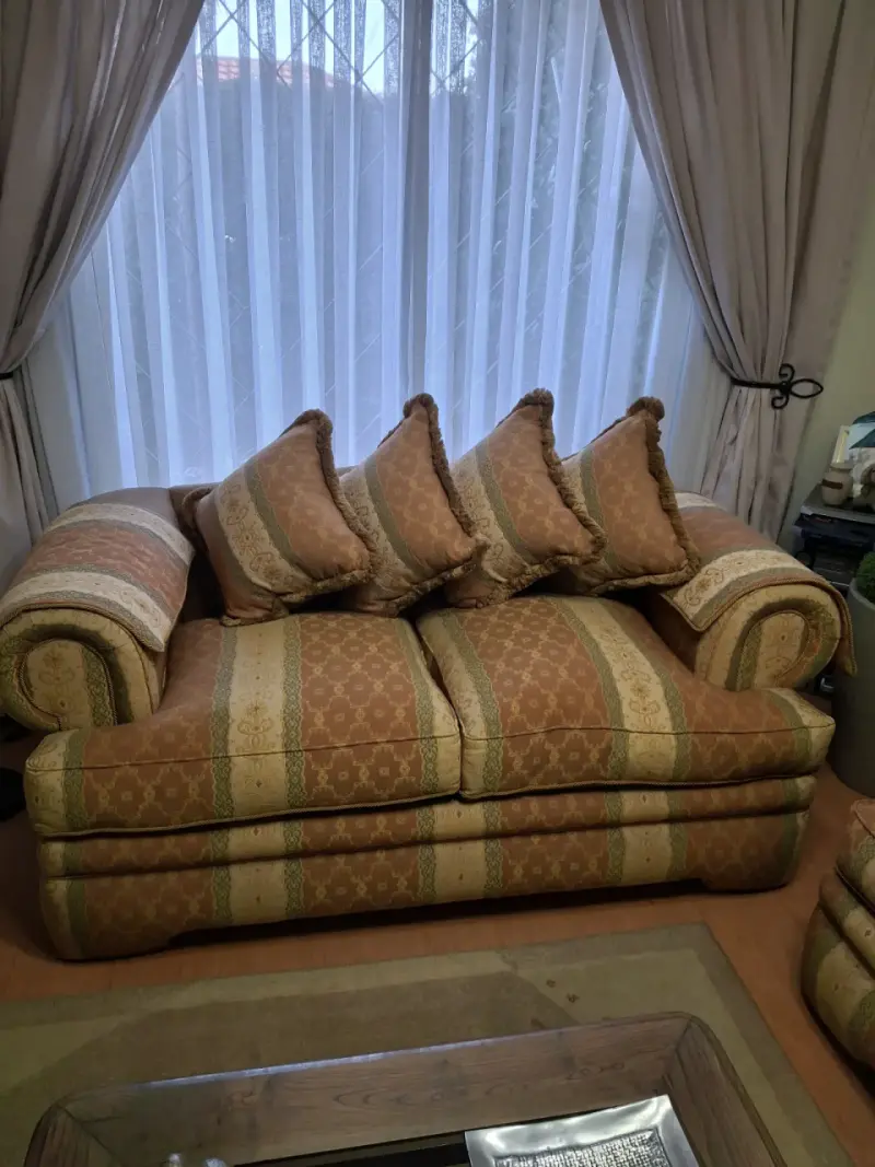 Sofá clásico de dos plazas con cojines decorativos - 3