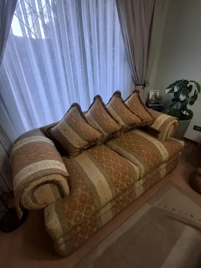Sofá clásico de dos plazas con cojines decorativos - miniatura 4