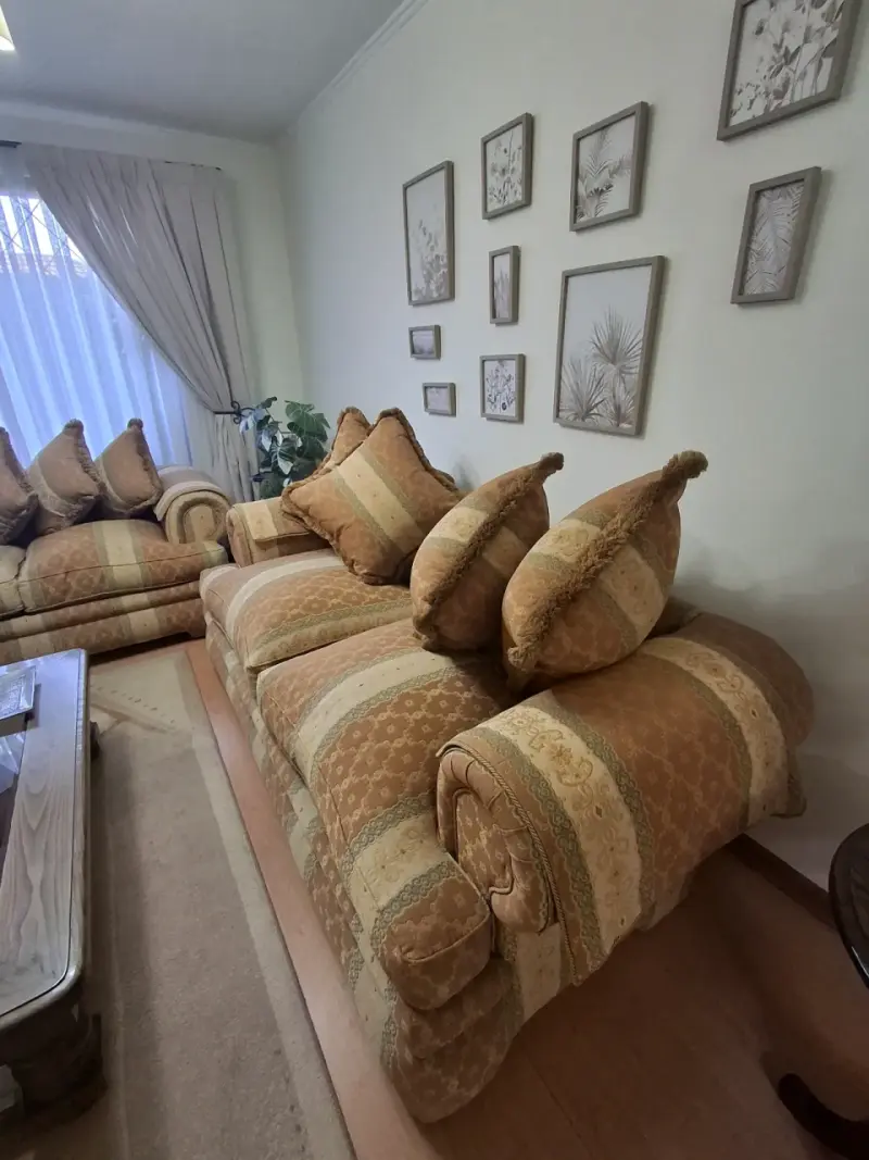 Sofá clásico de dos plazas con cojines decorativos - 5