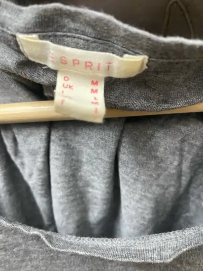 Polera gris con diseño de leopardo Esprit - miniatura 1
