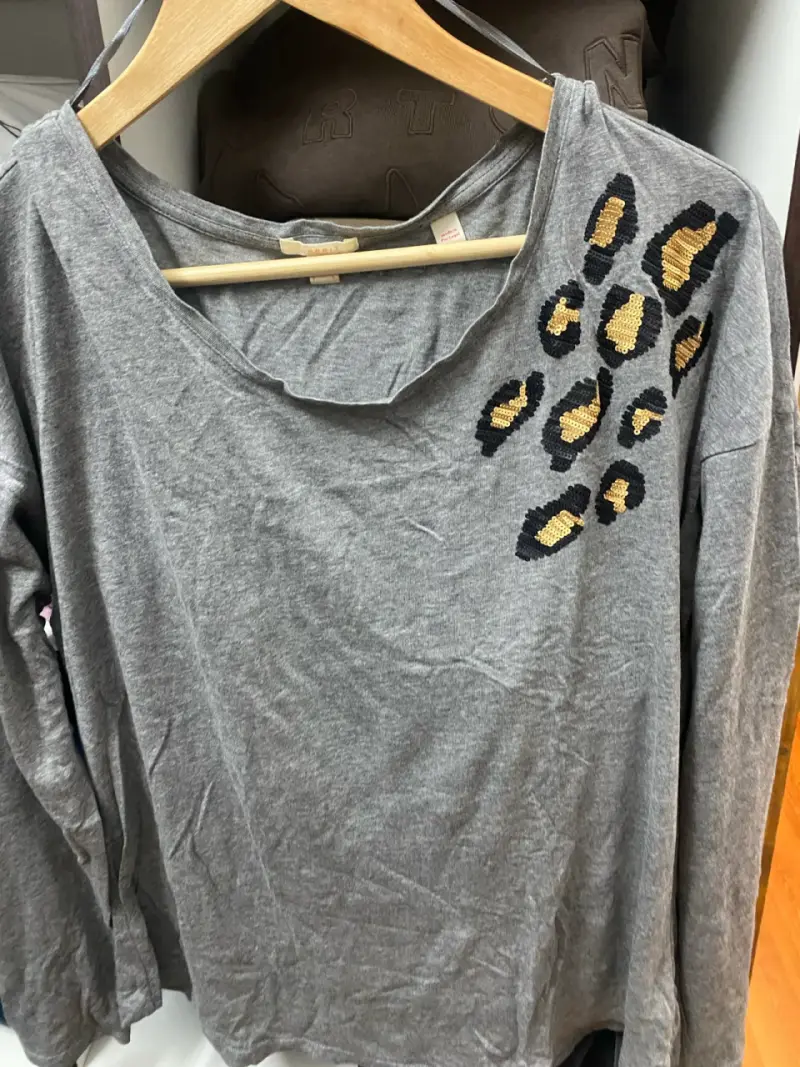 Polera gris con diseño de leopardo Esprit - 4