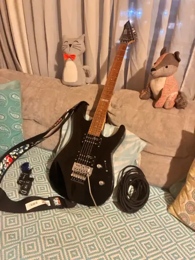 Guitarra eléctrica LTD negra con accesorios - miniatura 1
