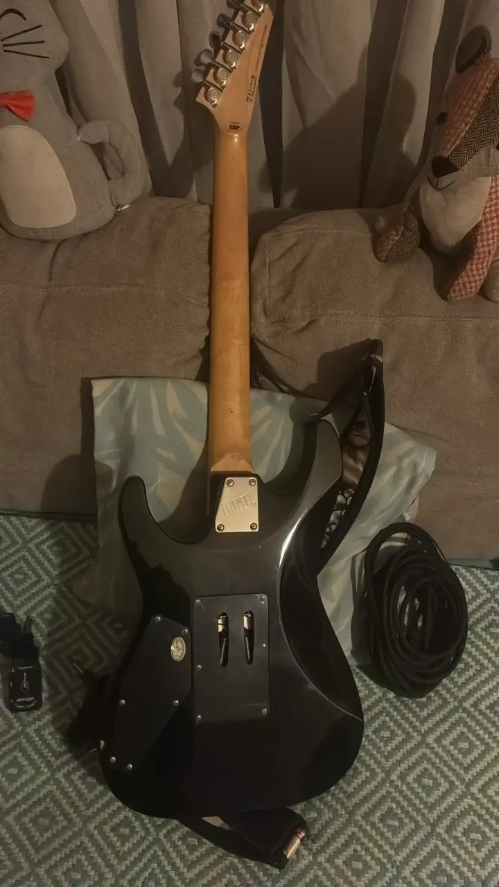 Guitarra eléctrica LTD negra con accesorios - 2