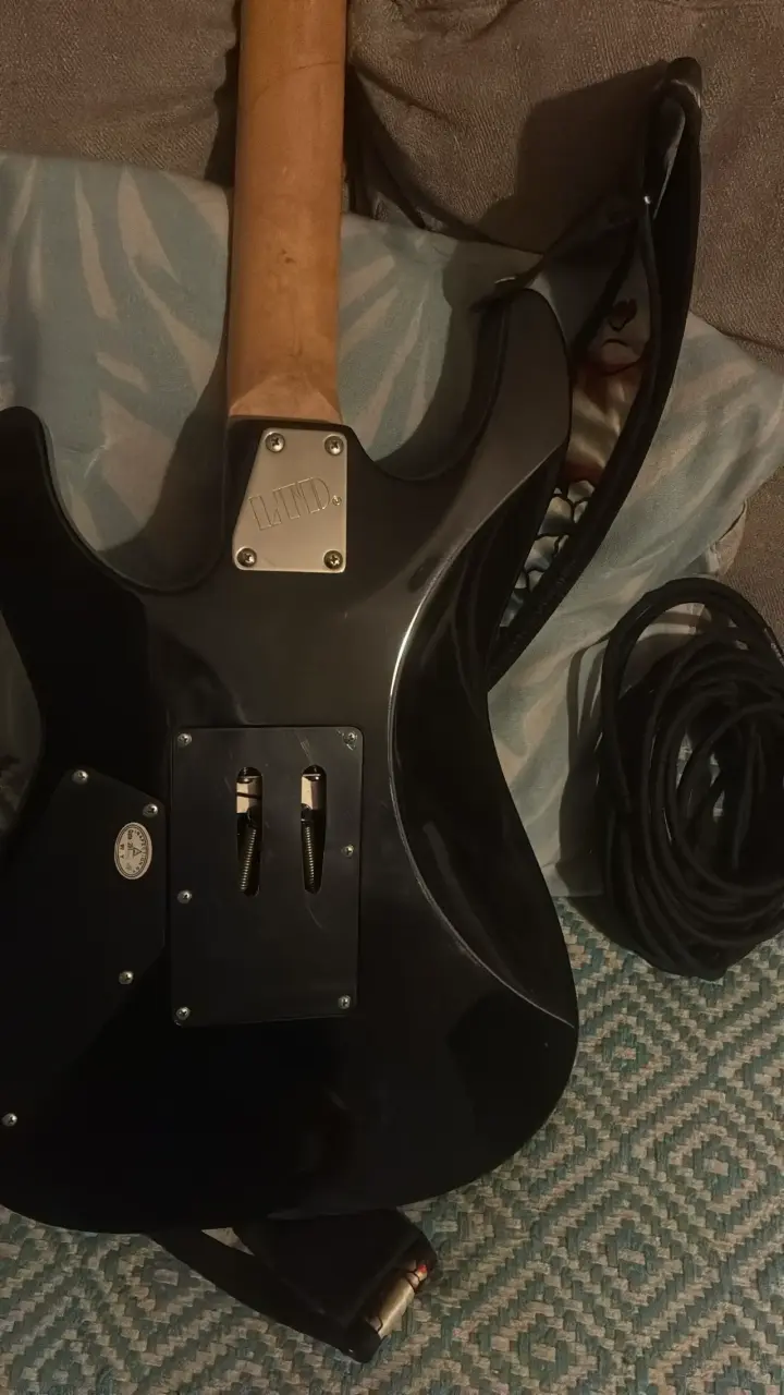 Guitarra eléctrica LTD negra con accesorios - 3