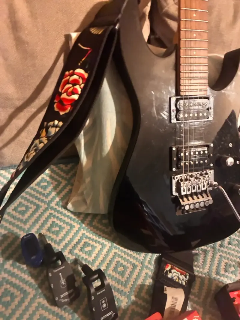 Guitarra eléctrica LTD negra con accesorios - 5