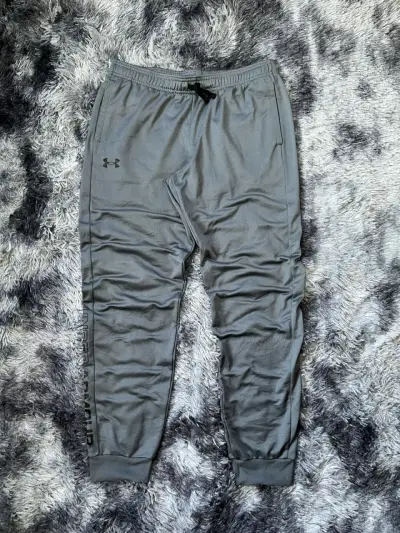 Pantalón Jogger Deportivo Under Armour Gris - miniatura 1