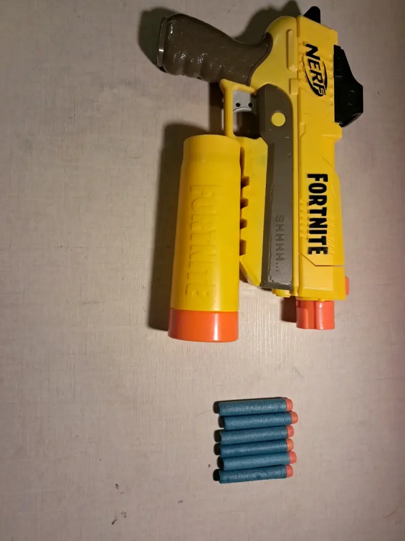 Lanzador Nerf Fortnite amarillo con dardos - 1