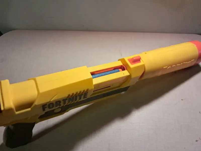 Lanzador Nerf Fortnite amarillo con dardos - 2