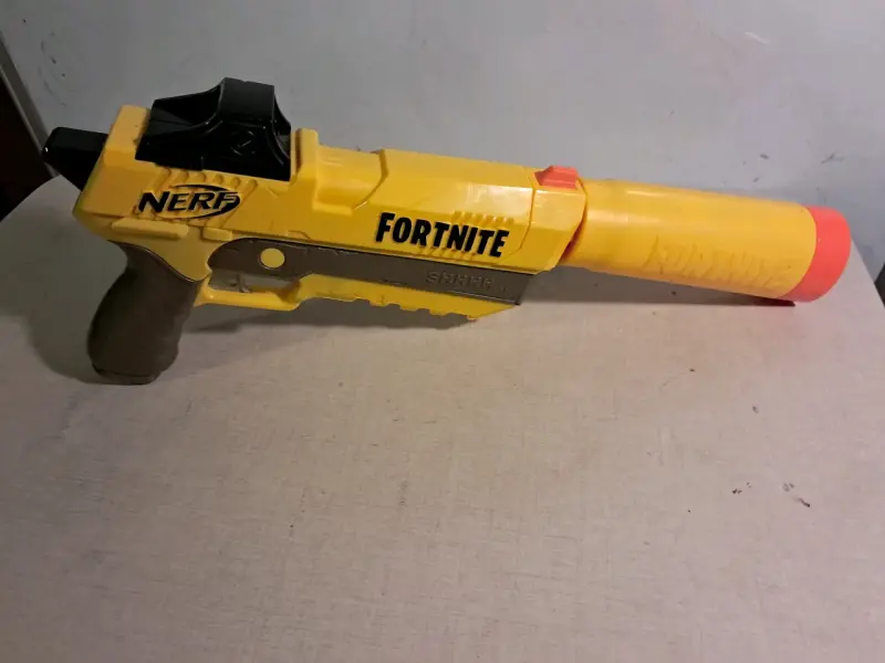 Lanzador Nerf Fortnite amarillo con dardos - 3
