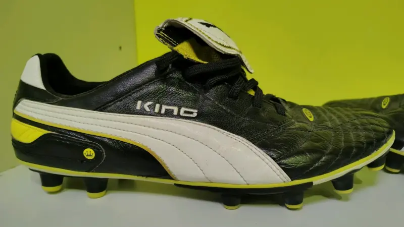 Botines de fútbol Puma King negros y amarillos - 1