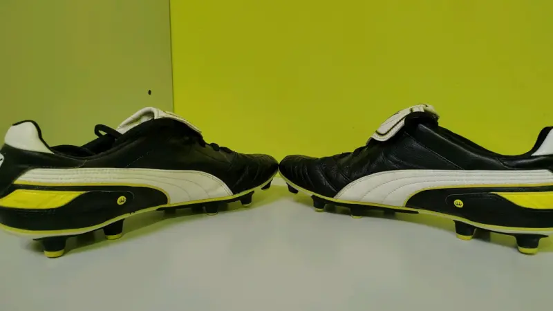 Botines de fútbol Puma King negros y amarillos - 2
