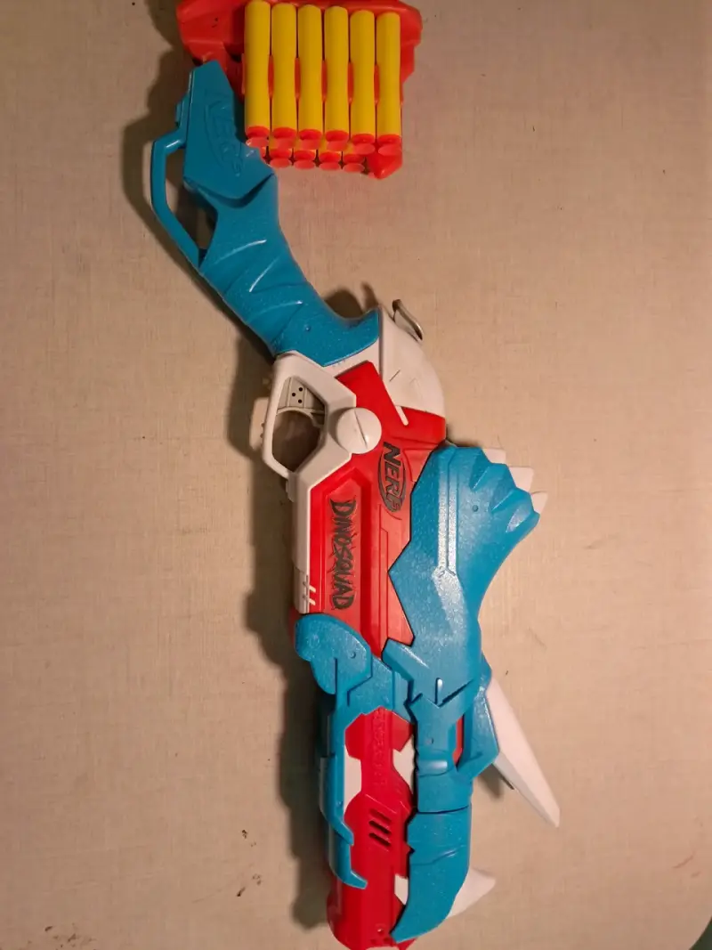 Lanzador Nerf DinoSquad con dardos - 2