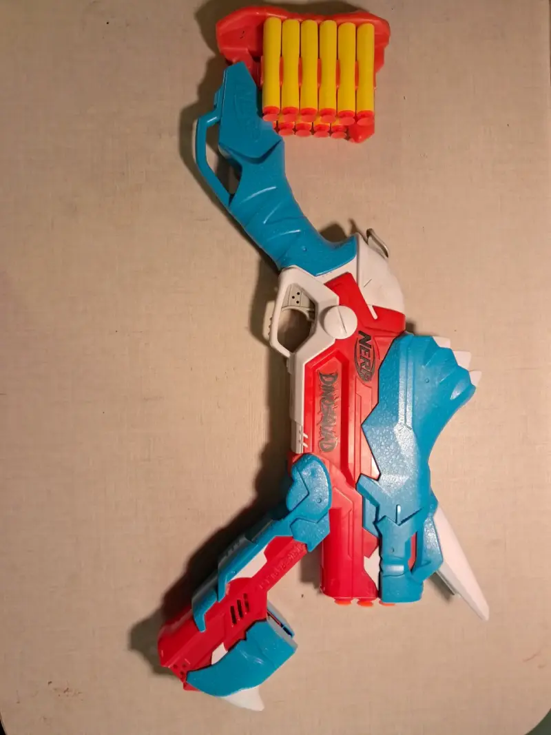Lanzador Nerf DinoSquad con dardos - 3