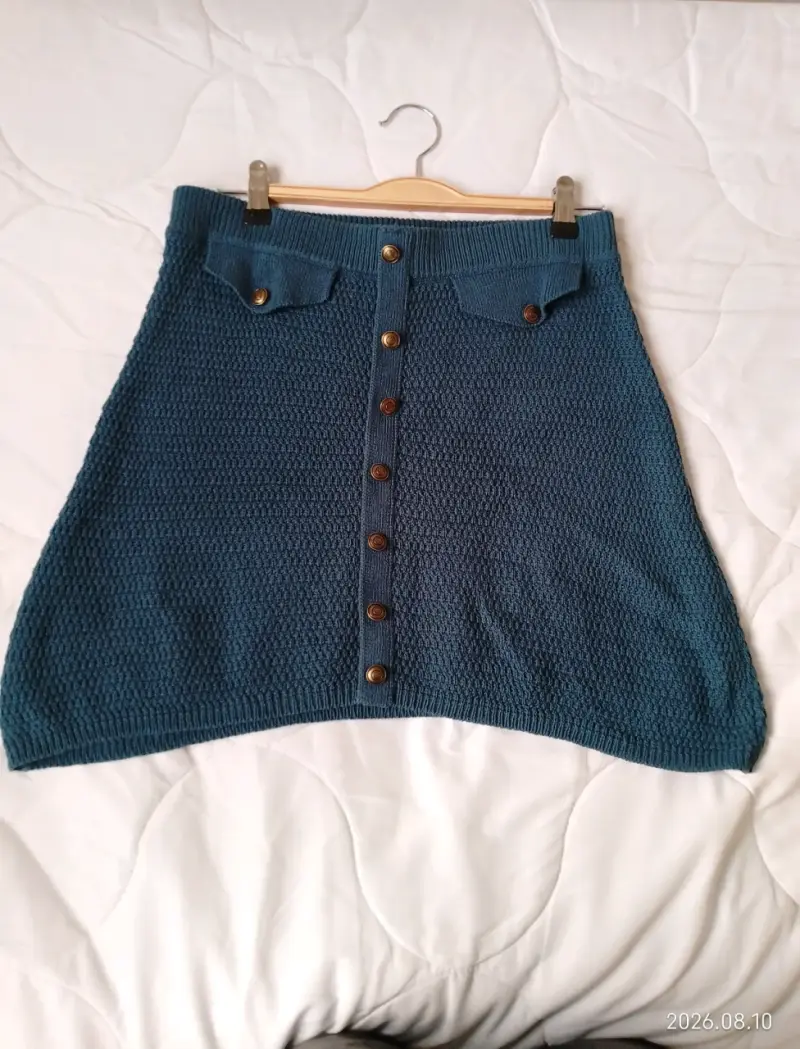 Falda tejida azul con botones decorativos