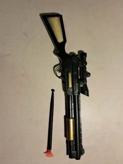 Rifle de juguete con mira telescópica y dardo - miniatura 1