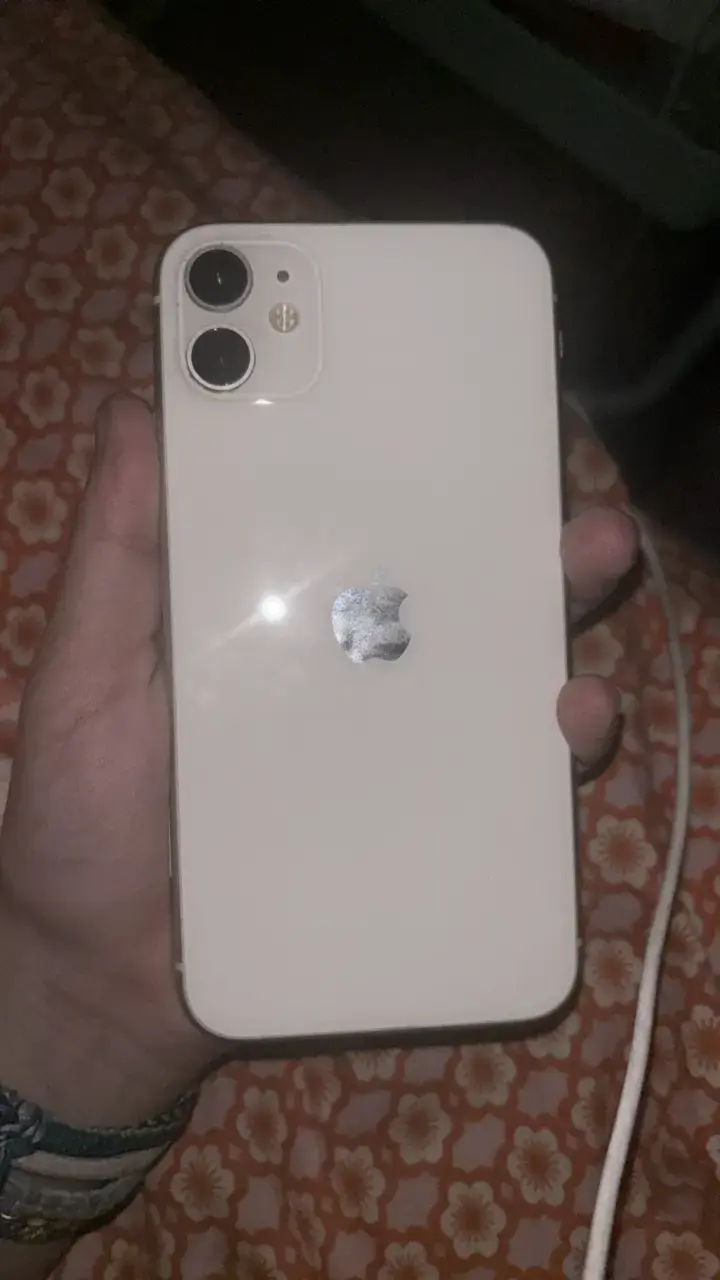 iPhone 11 blanco en buen estado - 1