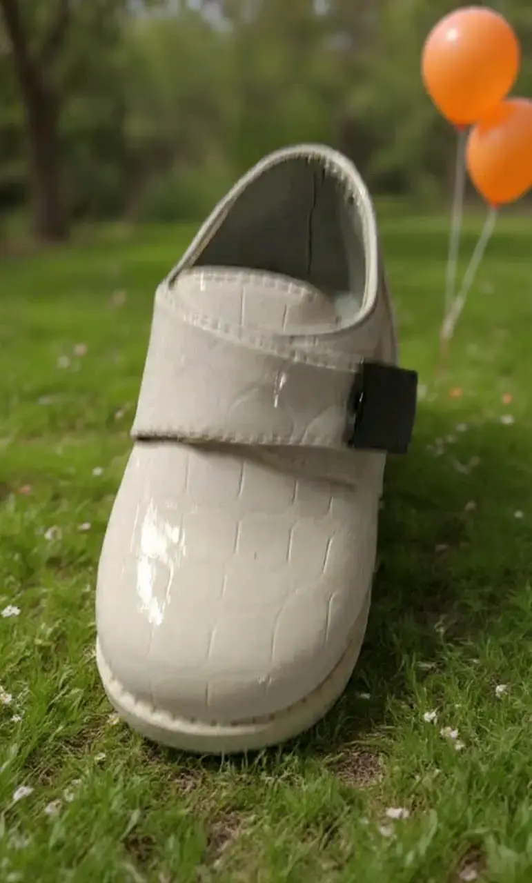 Zapato de bebé blanco con diseño elegante - 3