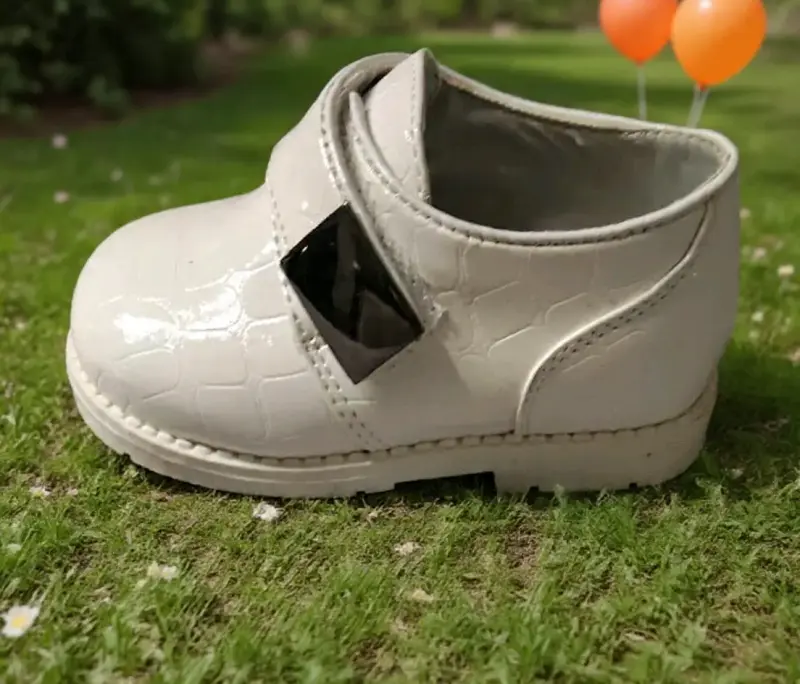 Zapato de bebé blanco con diseño elegante - 4