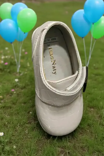 Zapato de bebé blanco con diseño elegante - miniatura 5