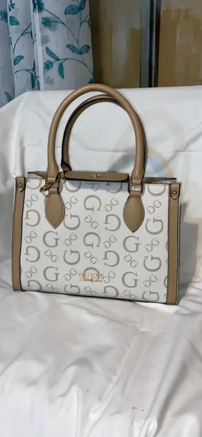 Bolso de mano Guess beige con logo - miniatura 1