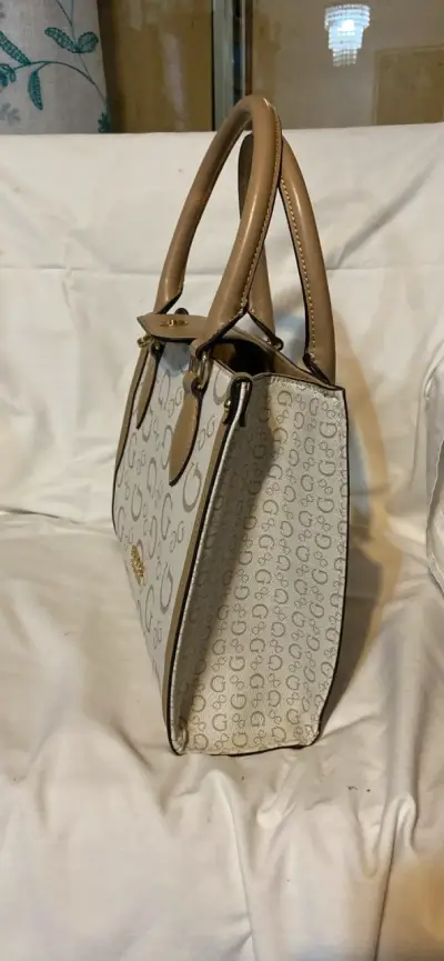 Bolso de mano Guess beige con logo - miniatura 2