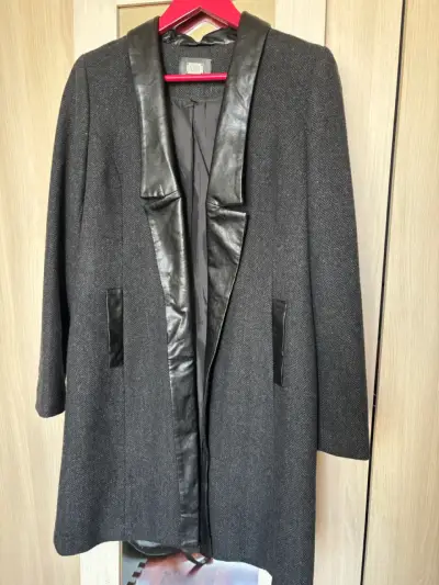 Abrigo de mujer gris con detalles de cuero - miniatura 1