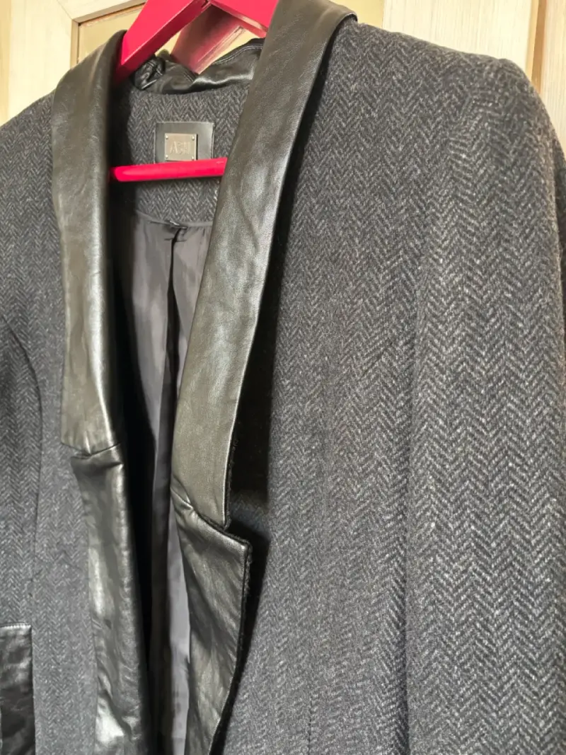 Abrigo de mujer gris con detalles de cuero - 2