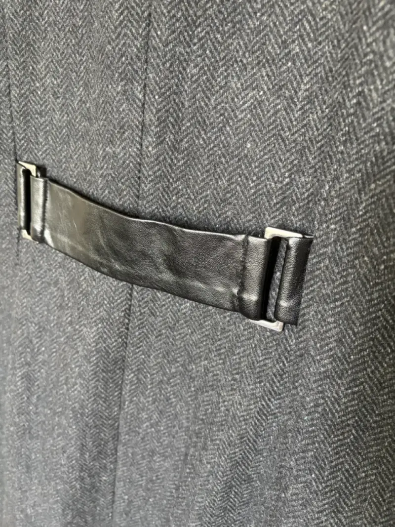 Abrigo de mujer gris con detalles de cuero - 3