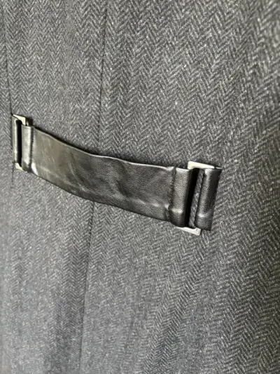 Abrigo de mujer gris con detalles de cuero - miniatura 3