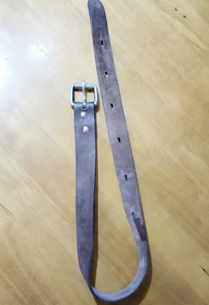 Cinturón de cuero marrón con hebilla metálica - 3